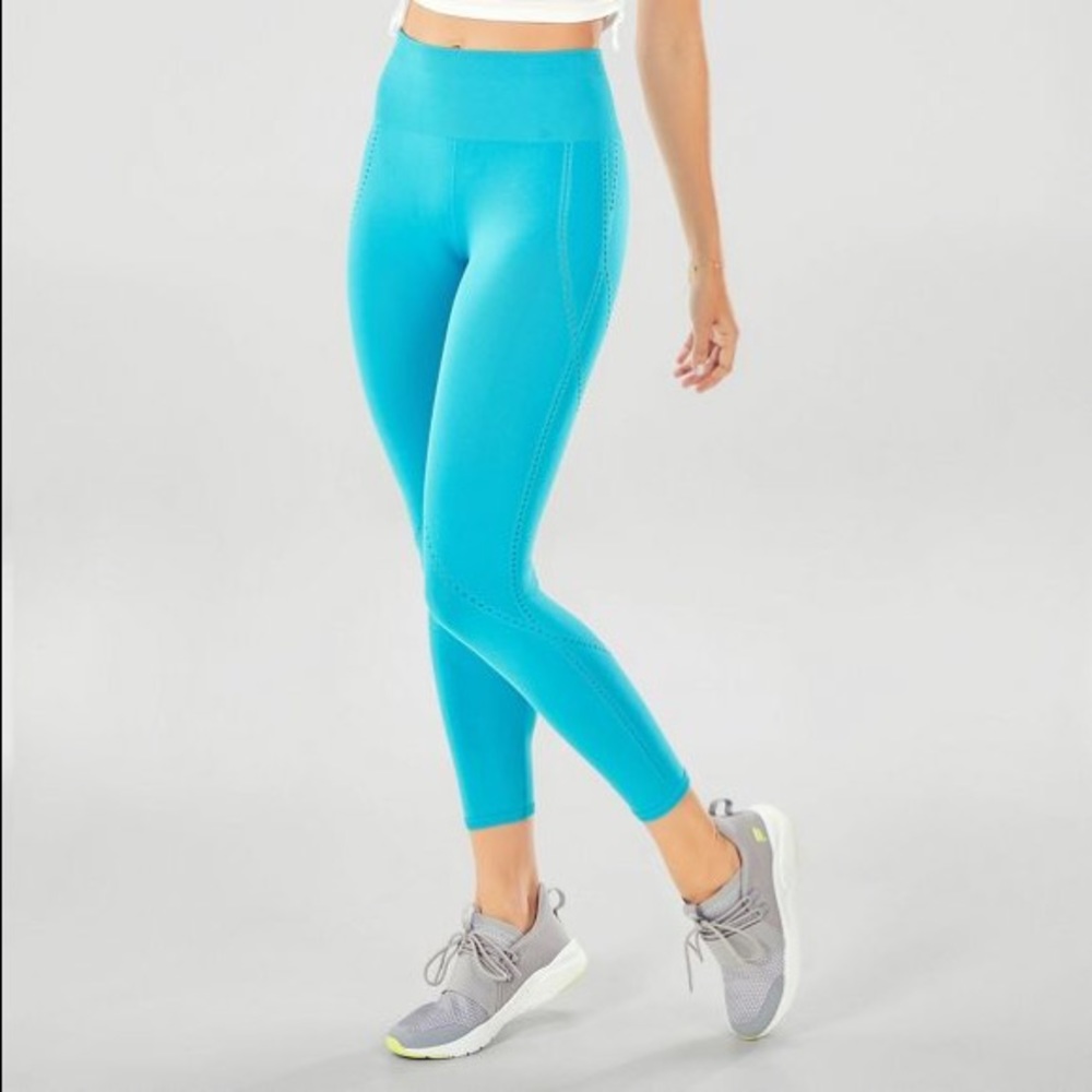 High-Waisted Seamless Dot Capri